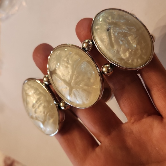 Vintage New pearly white stretch bracelet - Picture 5 of 5